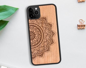 Personalisierte Handyhülle aus Holz mit halbem Mandala Design - iPhone, Samsung, Google Pixel, Huawei - Umweltfreundliches Geschenk
