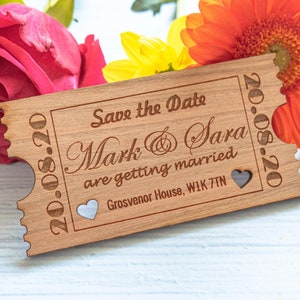 Gepersonaliseerde rustieke houten gegraveerde save-the-date-uitnodiging - bioscoopkaartje retro met magneet en envelop - trouwkaarten