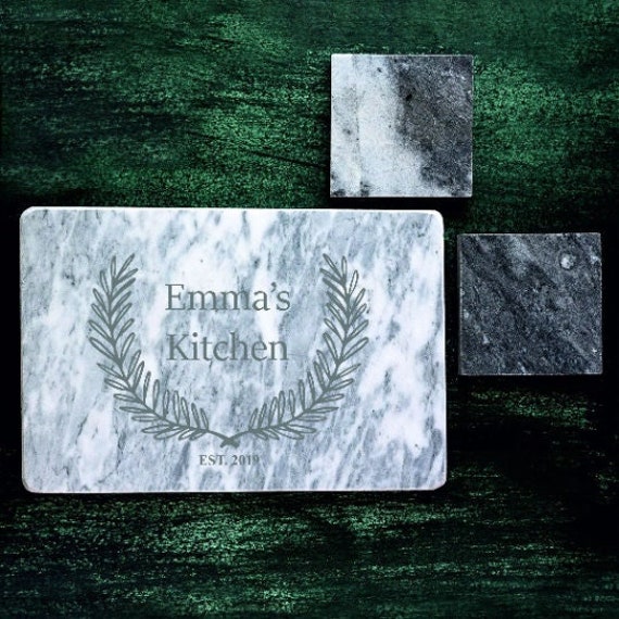 planche à découper en marbre véritable gravée personnalisée/planche de service - nom wreath design boho