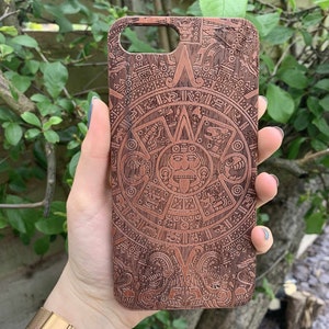 Valnötsträtelefonskal med aztekisk kalenderdesign till iPhone 5 / 7 / 8 / 6+ / 7+ / 8+ / SE2020, Samsung Galaxy S7 / S7Edge / S8 / S8+ / S9 / S9+