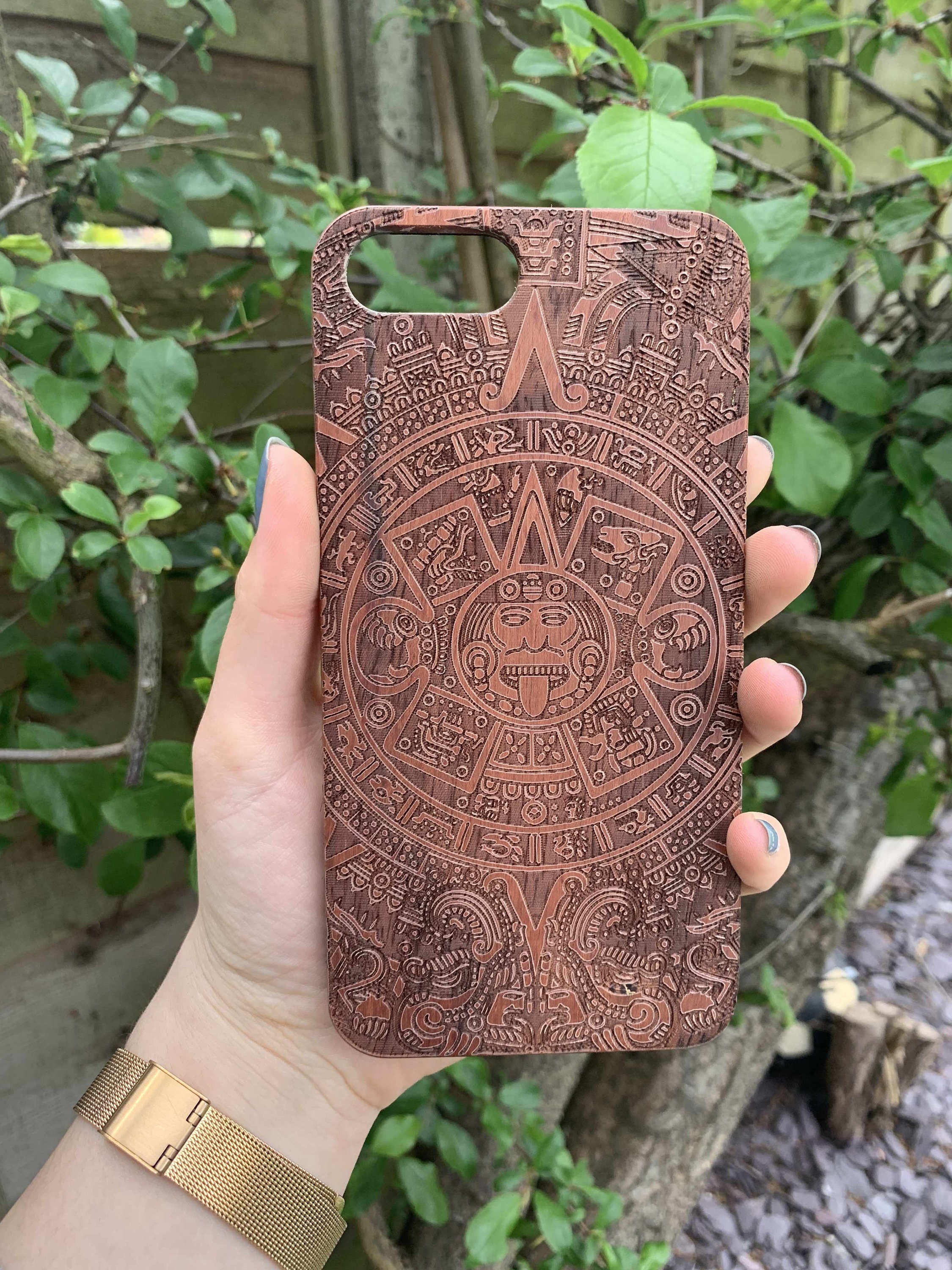 Walnuss Holz Handyhülle Azteken-Kalender Design iPhone 5 / 7 / 8 / 6+ / 7+ / 8+ / SE2020, Samsung Galaxy S7 / S7Edge / S8 / S8+ / S9 / S9+