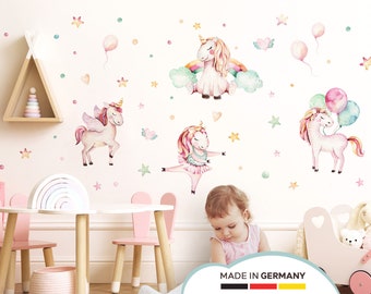 Könnte beinhalten: Ein Set mit pinkfarbenen und weißen Einhorn-Wandaufklebern mit Sternen, Herzen und Ballons. Die Aufkleber befinden sich an einer weißen Wand in einem Kinderzimmer. Der Text "MADE IN GERMANY" befindet sich am unteren Rand des Bildes.