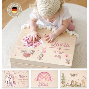 Peut inclure: Coffret souvenir en bois personnalisé avec le nom "Laura", sa date de naissance et son poids. Il est décoré de fleurs roses, de papillons et d'illustrations de lapins et de ballons. D'autres coffrets avec des noms et des motifs sont présentés.