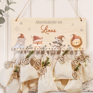 Peut inclure: Calendrier de l'Avent en bois clair, orné de quatre animaux portant des bonnets de Père Noël. Le panneau indique "Adventskalender von Linus". Des sachets en tissu numérotés sont suspendus en dessous, prêts à être remplis.