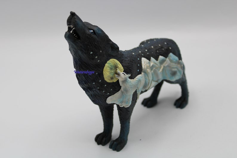 Howling Wolf Statue Mountain Scene Hand Painted Rustic Cabin Wildlife Decor New