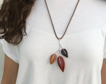 Collar de hojas de otoño, Regalo para amantes de la naturaleza, Joyería de hojas de otoño, Colgante de plata de madera, Regalo del 5º aniversario para ella, Accesorio de madera para mujeres