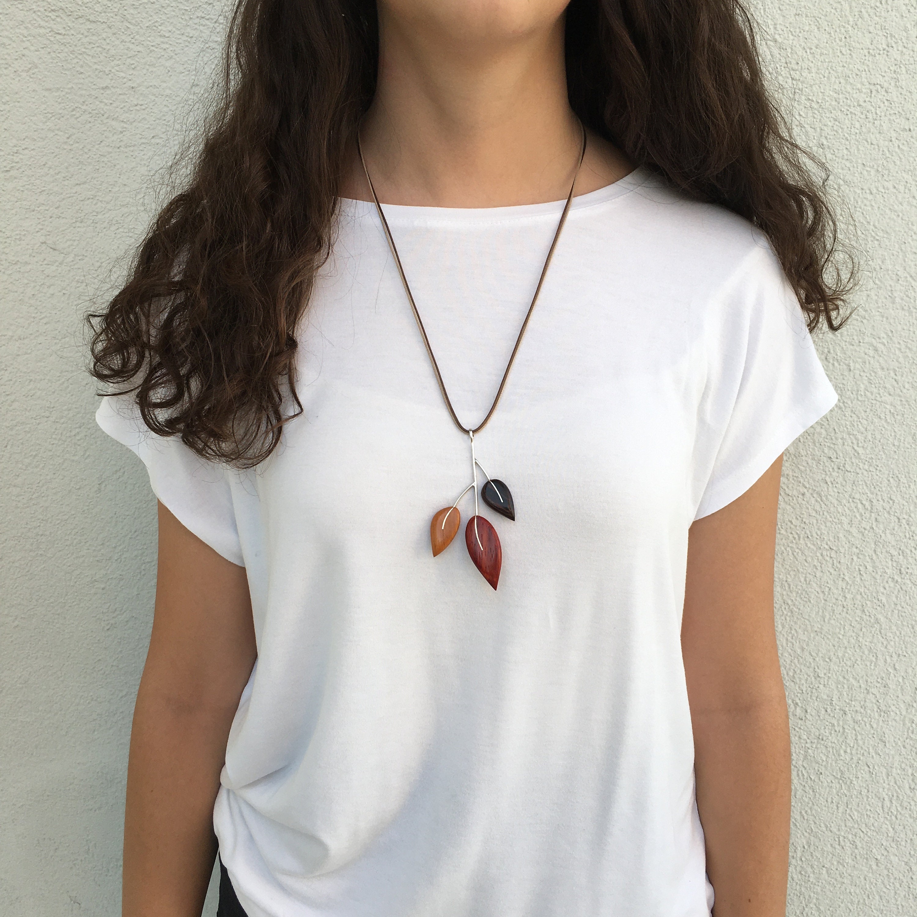 Collana con ciondolo a forma di pigna - gioielli autunnali Collana con ciondolo a forma di pigna - gioielli autunnali
