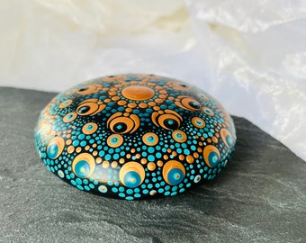 Hand-painted mandala stone (10 cm), artificial stone, atmospheric decoration, bronze dot painting, hand flatterer, dot art, turquoise
