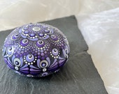 hand-painted mandala stone (8 cm), purple nuances, silver, artificial stone, atmospheric decoration, dot painting, hand flatterer, dot art