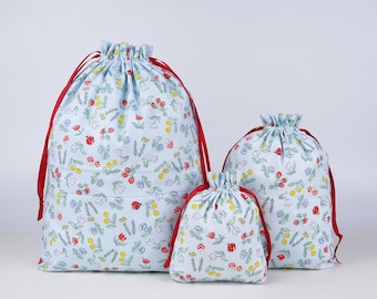 Sac cadeau fleurs sauvages avec cordon de serrage fraises, emballage cadeau en tissu réutilisable, pochette en satin floral avec cordon, cadeau pour les amateurs de plantes, emballage cadeau des fêtes