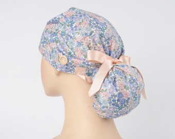 Bonnet de chirurgie pour queue de cheval pour femme Bonnet chirurgical à fleurs bleues et roses avec boutons Bandeau anti-transpiration Bonnet Dr Nurse fait main