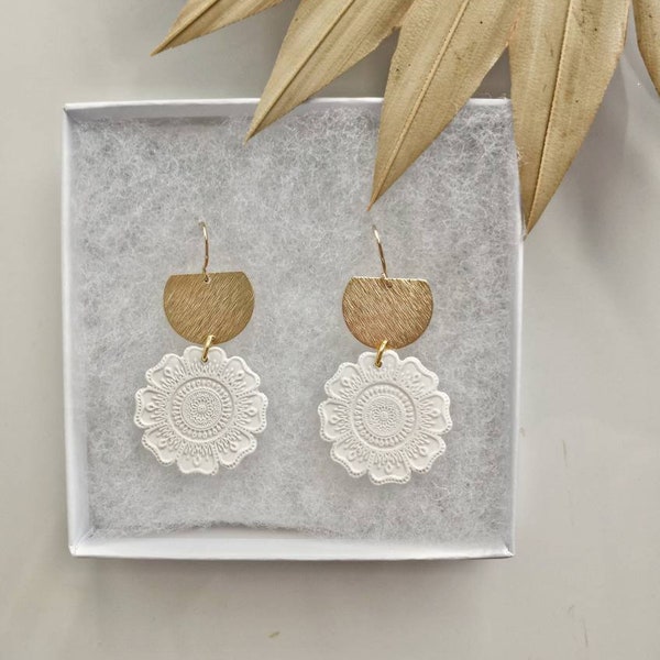 White Floral Clay Earrings ǀ Flower Mandala Earrings ǀ Boho Bridal Earrings ǀ White Gardenia Earrings ǀ Bridesmaids Proposal Gift