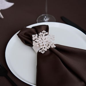 Beige filt snöflingor servettringar - julbordsdukning