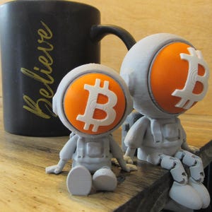 Figura de astronauta Bitcoin: piernas flexibles, decoración de repisa