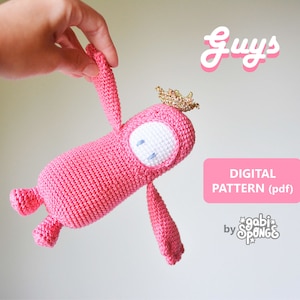 Puede incluir: Juguete amigurumi de crochet rosa con una corona dorada, titulado "Guys" y etiquetado "Patrón digital (pdf) de *gabi*SPONGE*"