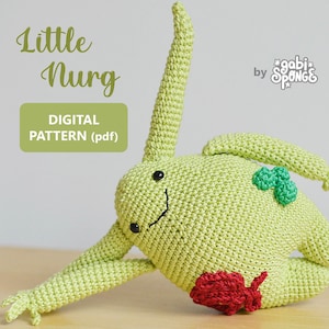 以下が含まれることがあります： 「Little Nurg」という名前の緑色のアミグルミのおもちゃの編み図です。*gabi*SPONGE*の作品です。この編み図はデジタルダウンロード（pdf）で入手できます。