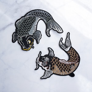 以下が含まれることがあります： 鯉の刺繍アイロン接着パッチ2枚。1匹は白黒、もう1匹は茶金色です。