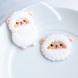 剥がして貼るパッチ。かわいい小さな羊、毛皮のような表面、刺繍、クールなパッチ、高品質のパッチ、ギフトのアイデア。