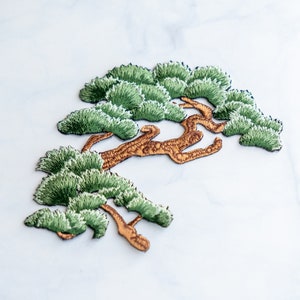 盆栽、鉢植えの松のパッチ、クールなパッチ、刺繍入りアイロン接着パッチ、バックパックパッチ、ストリートウェアパッチ 5 x 5 インチ。