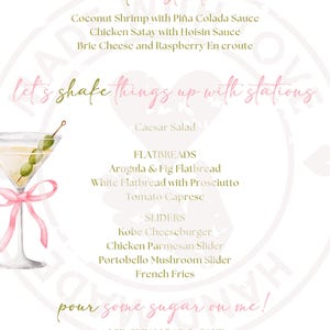 Puede incluir: Un menú de fiesta de cumpleaños rosa y dorado con el texto "CARLI'S 30TH BIRTHDAY!" en la parte superior. El menú enumera una variedad de opciones de comida, que incluyen un "tini start", flatbreads, sliders y una barra de helados. El menú también incluye el texto "let's shake things up with stations" y "pour some sugar on me!"