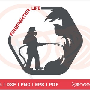 Puede incluir: Silueta en blanco y negro de un bombero sosteniendo una manguera y apagando un incendio. El texto "FIREFIGHTER LIFE" está escrito alrededor de la forma hexagonal.