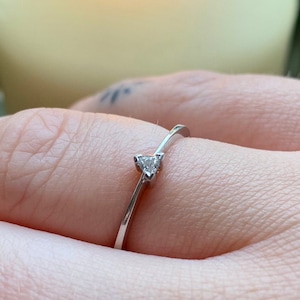 Eleganter dreieckiger Diamantring. 18 Karat Weißgold Band. Diamantring im Trilliantschliff. Stapelring aus Weißgold. Diamant Stapelring