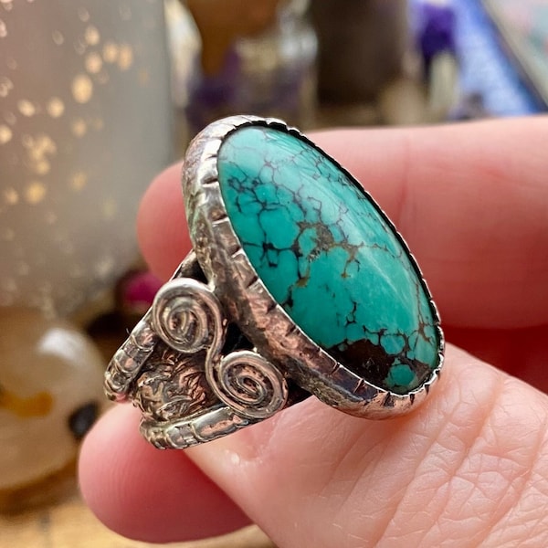 Vibrant turquoise ring. Solid silver and turquoise statement ring. Swirl design shoulders. Vintage Hubei turquoise ring. Oval turquoise ring
