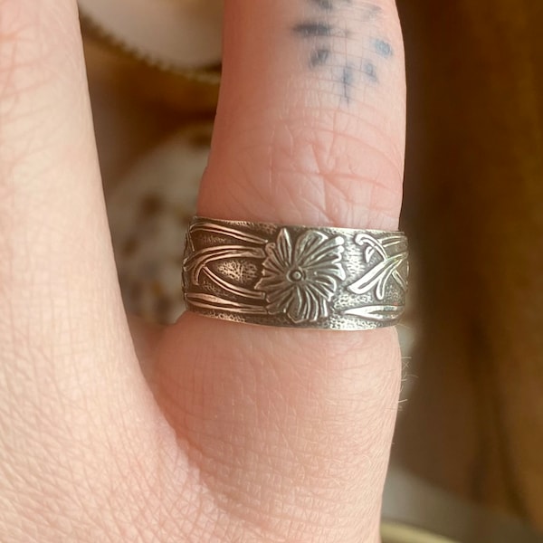 Pre loved ‘Soliloquy jewelry’ silver band. Art nouveau style patterned band. Silver ring. Alternative wedding band. Floral silver ring