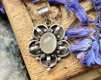 Pretty vintage moonstone pendant. Arts and cradts style pendant. Vintage grey moonstone pendant. Moonstone and silver flower pendant.
