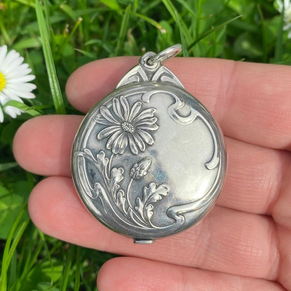 Stunning antique sliding mirror locket. Jugendstil locket. Art Nouveau mirror locket. Circa 1900. Antique silver locket. Floral locket