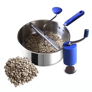 Op de afbeelding: Een roestvrijstalen koffiebrander met een blauwe handgreep en een blauwe crank. Groene koffiebonen bevinden zich in de brander. Een aparte blauwe handmatige koffiemaler is ook te zien met gemalen koffie erin.