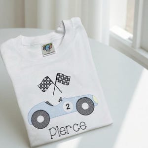 T-shirt personnalisé voiture de course pour tout-petits | Tenue brodée voiture de course | T-shirt ou barboteuse personnalisée pour garçon image 9