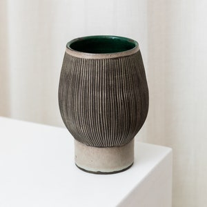 Vintage Studio ceramic vase from 1970s - Organic shape with incised decoration - Gray and beige - Mid Century Denmark