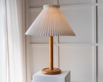 Solbackens Svarveri Holz Lampe - Kaare Klint Lampenschirm - MCM Schweden - Nachtischlampe - 1960s