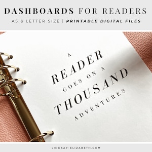 Op de afbeelding: Een witte pagina met de tekst "A Reader Goes On A Thousand Adventures" in zwart lettertype. De pagina bevindt zich in een roze lederen gebonden dagboek met gouden ringen.