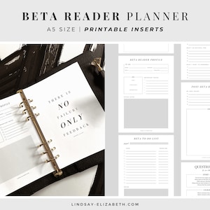 Op de afbeelding: Een zwarte A5-planner met gouden ringen en witte inzetstukken. De planner bevat pagina's voor een bèta-lezerprofiel, takenlijsten en reflectienotities. De tekst "THERE IS NO FAILURE ONLY FEEDBACK" is zichtbaar.