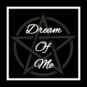 Könnte beinhalten: Schwarze quadratische Grafik mit weißem Rand. Das Bild zeigt ein graues Pentagramm in einem Kreis, mit den Worten "Dream Of Me" in weißer Schreibschrift. Der Hintergrund ist einfarbig schwarz.