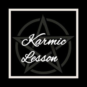 Puede incluir: Un gráfico cuadrado negro con un borde blanco. La imagen presenta un pentagrama gris dentro de un círculo, con las palabras "Karmic Lesson" en escritura cursiva blanca. El fondo es negro sólido.