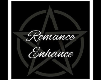 Puede incluir: Gráfico cuadrado negro con borde blanco. Un pentagrama gris está centrado, con las palabras "Romance Enhance" en elegante escritura blanca. El fondo es negro sólido.