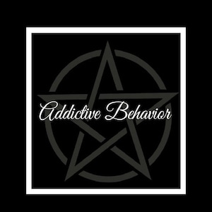 Puede incluir: Imagen en blanco y negro de una estrella de cinco puntas con un círculo alrededor. El texto "Addictive Behavior" está escrito en letras blancas cursivas.