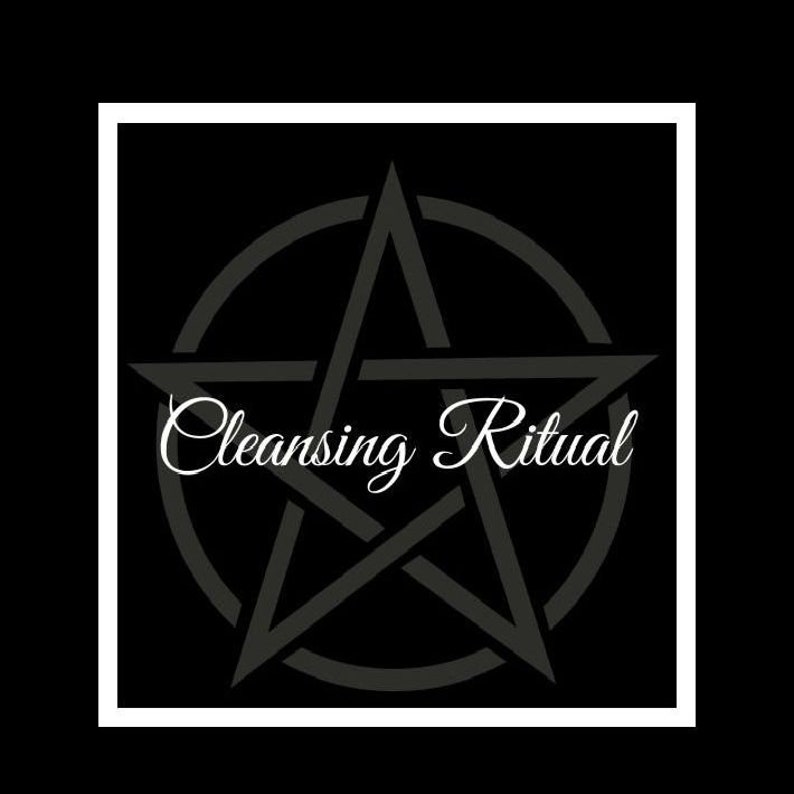 Puede incluir: Una imagen en blanco y negro de un pentagrama con un c&iacute;rculo alrededor. El texto "Cleansing Ritual" est&aacute; escrito en blanco en cursiva debajo del pentagrama.