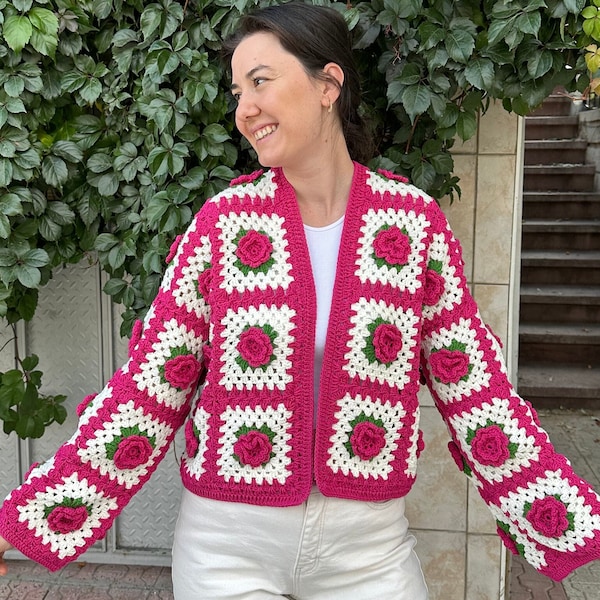 Cardigan fait main fleurs roses, veste Granny Square, cardigan rose recadré, manteau au crochet vintage, cardigan afghan, cardigan tricoté