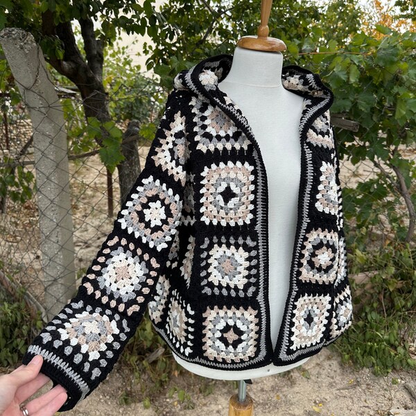 Cardigan vintage à capuchon Granny Square Noir Blanc, Manteau fait main pour femmes et hommes, Veste patchwork, Manteau en coton à capuchon