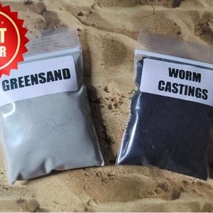 Può includere: Due sacchetti richiudibili in plastica trasparente contenenti ammendanti per il terreno. Il sacchetto a sinistra contiene polvere grigio chiaro etichettata GREENSAND. Quello a destra contiene materiale granulare nero etichettato WORM CASTINGS.