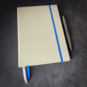 Griechisch inspiriertes handgemachtes A5 Journal/Notizbuch | Creme Kunstleder Tasche | Landkarten von Griechenland | 120 G/M weißes Papier | 112 Seiten | Elastischer Verschluss