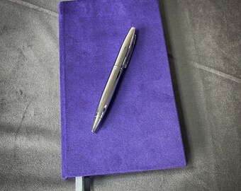 "Purple Earth Journal" A5 hecho a mano - Estuche de tela de ante morado, papel blanco normal de 120 g/m², 128 páginas, cinta en blanco y negro