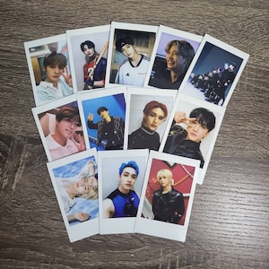 Może przedstawiać: Kolekcja dziesięciu zdjęć w stylu polaroid z różnymi osobami. Każde zdjęcie przedstawia inną osobę, z różnymi pozami i wyrazami twarzy. Zdjęcia ułożone są w kształt wachlarza na drewnianej powierzchni.