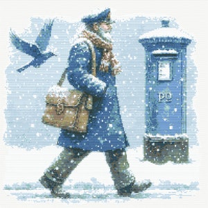 Op de afbeelding: Een postbode in een blauw uniform loopt door een besneeuwde scène, met een bruine leren tas. Rechts staat een blauwe brievenbus met een met sneeuw bedekt dak. Een kleine blauwe vogel vliegt in de achtergrond.