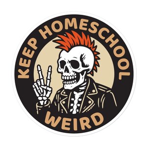 Puede incluir: Una pegatina redonda con un esqueleto blanco con una cresta naranja y una chaqueta de cuero negra, haciendo el signo de la paz. La pegatina tiene el texto "KEEP HOMESCHOOL WEIRD" en un diseño circular.