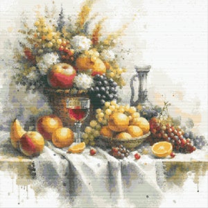 Op de afbeelding: Een stilleven schilderij met een mand met fruit, waaronder appels, sinaasappels en druiven, samen met een glas rode wijn en een decoratieve kan. De opstelling staat op een wit tafelkleed, met een boeket bloemen op de achtergrond.